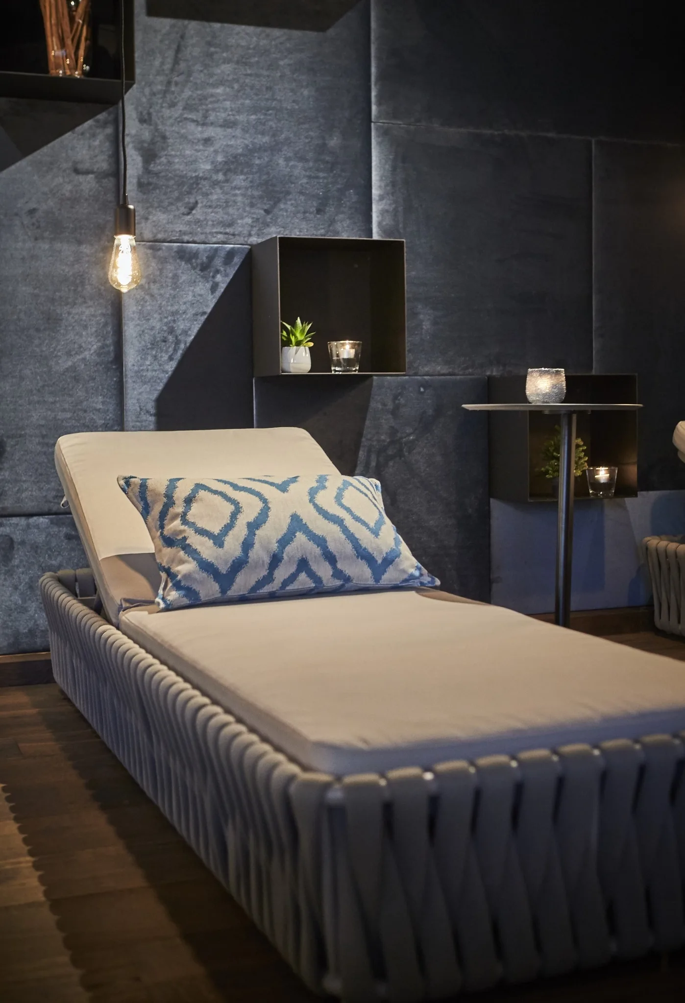 5811 Eine Liege im Ruheraum in der Rooftop-Relax-Area