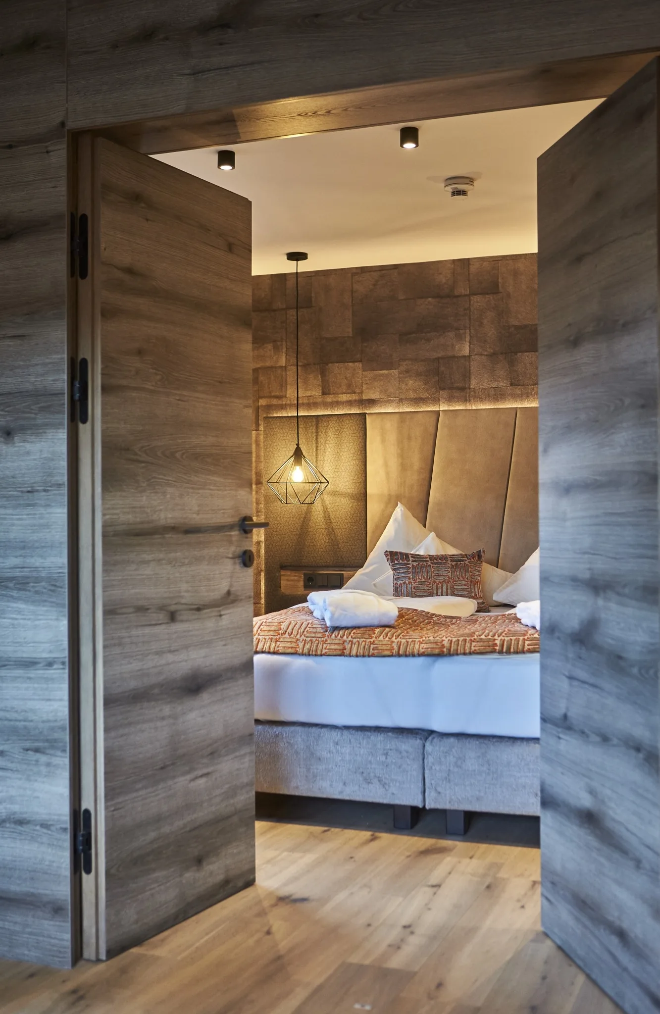 5711 Blick ins Schlafzimmer durch geöffnete Tür im Studio Reiterkogel