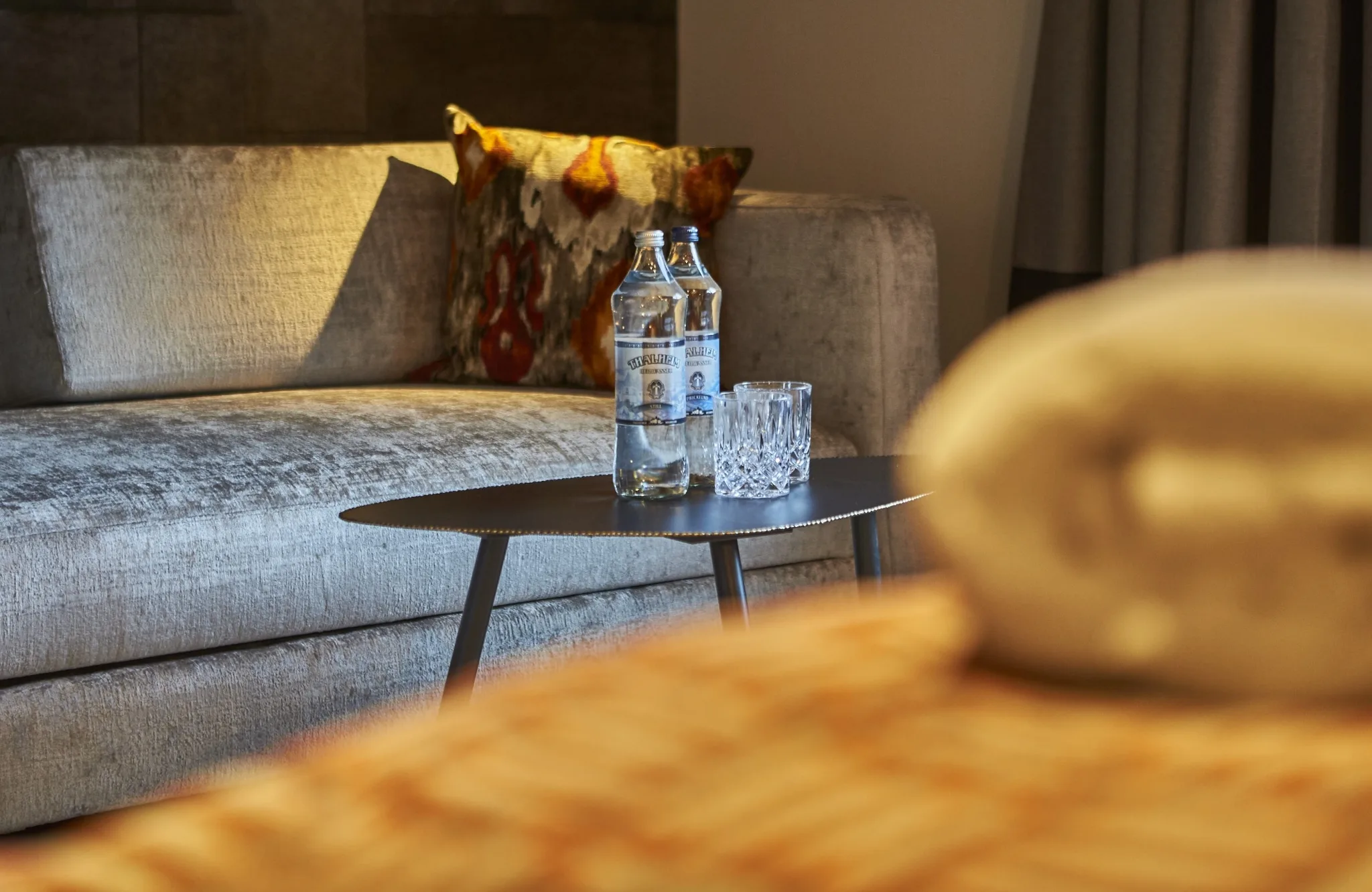 5725 Detailaufnahme Wasserflaschen mit Gläsern auf Couchtisch im Doppelzimmer Hochalm