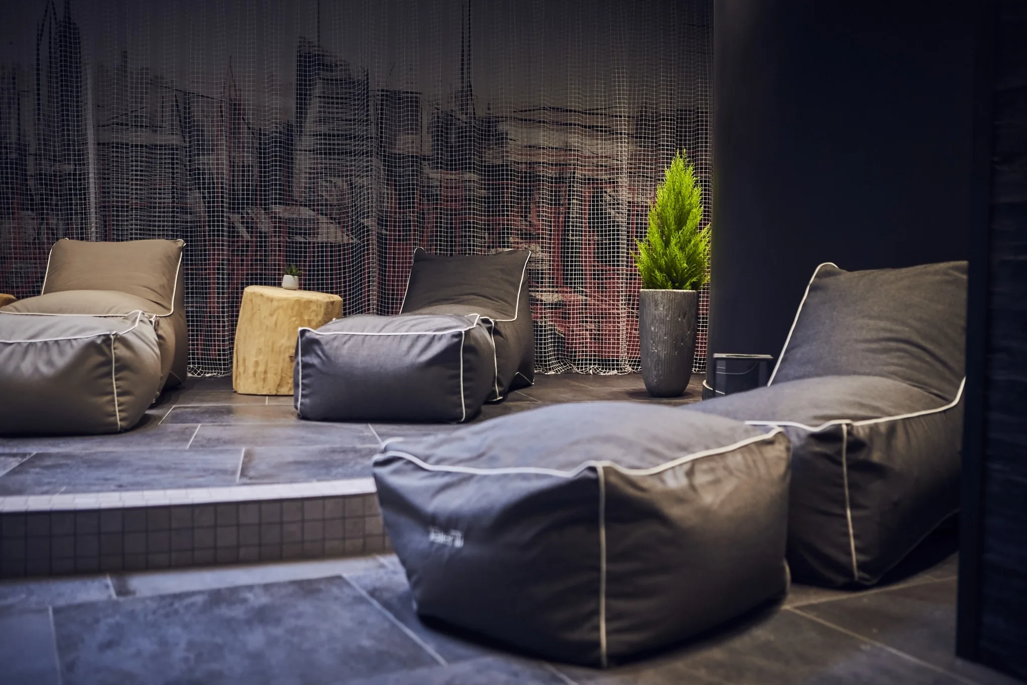 5896 Sitzsäcke in schwarz liegen am Boden in der Familien-Chillout-Area