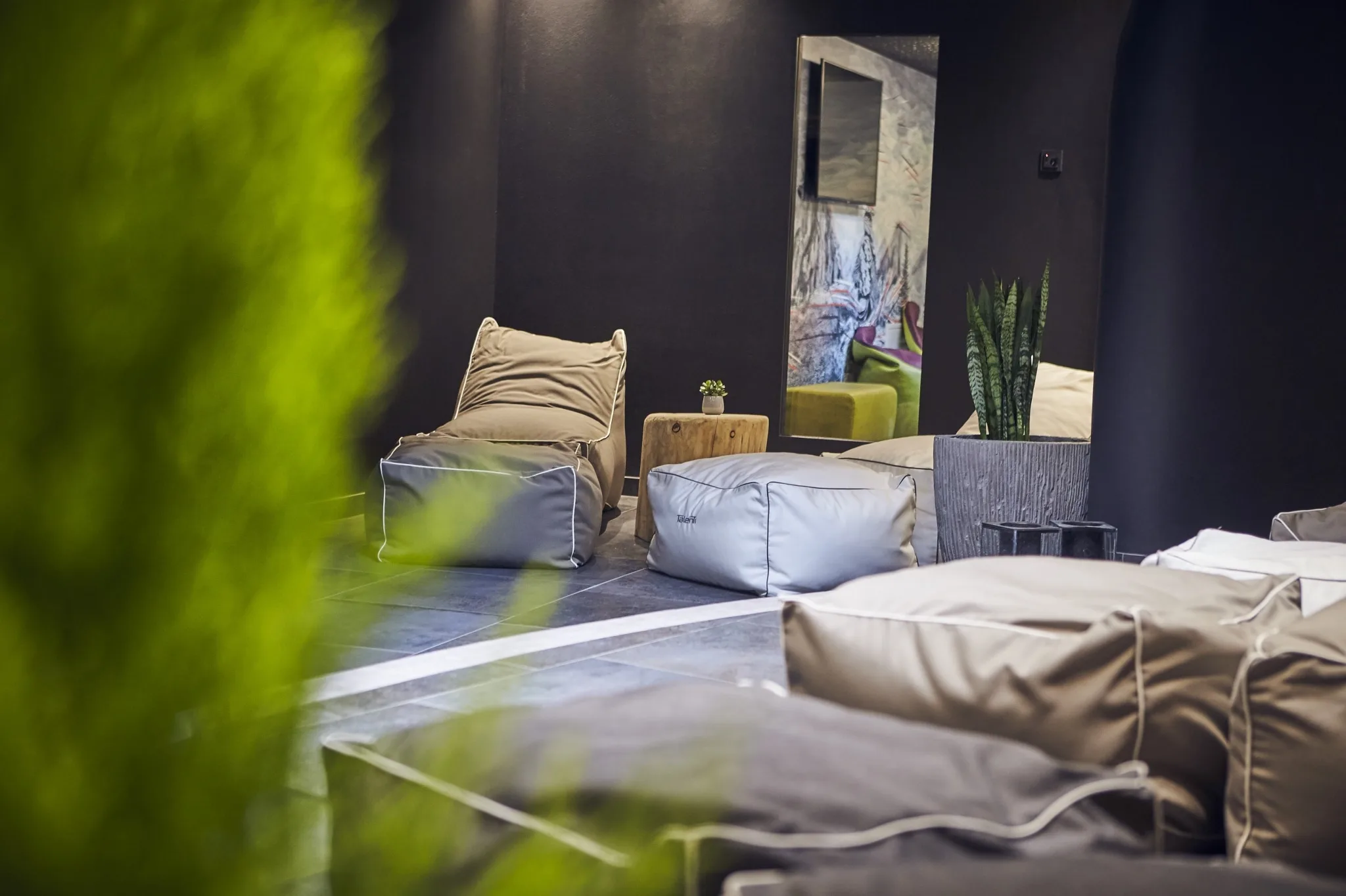 5895 Graue Sitzsäcke liegen am Boden in der Familien-Chillout-Area