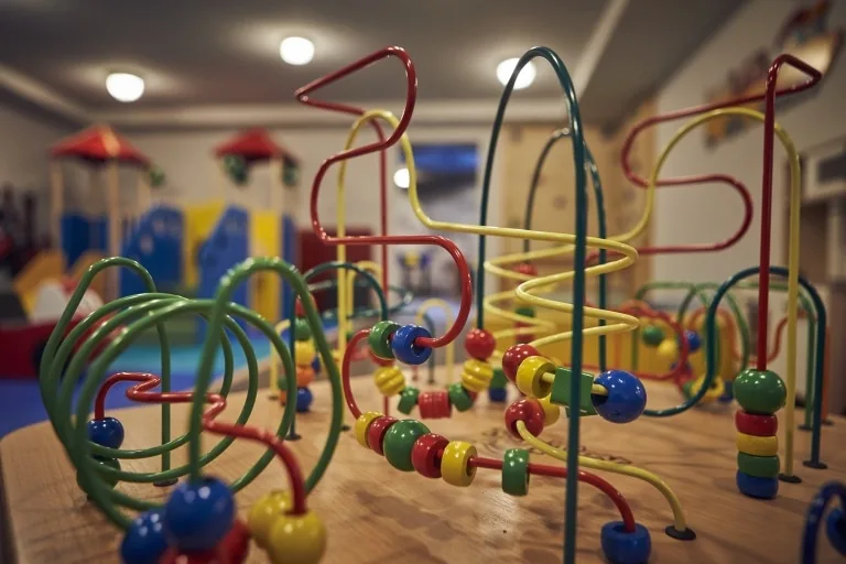 Kinderspielzeug Nahaufnahme von einem Kinderspiel mit kleinen Kugeln in der Familien-Spielewelt