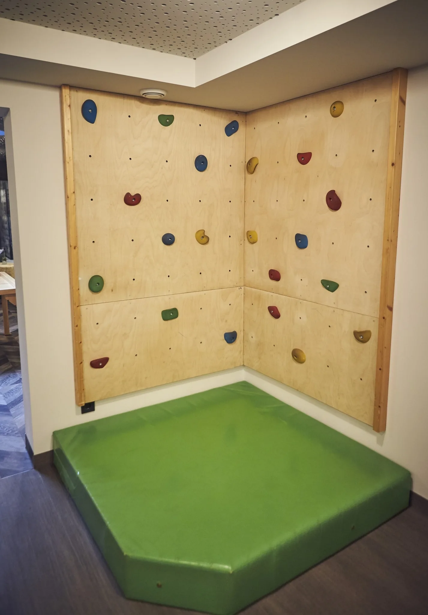 5908 Die Kletterwand in unserer Familien-Spielewelt