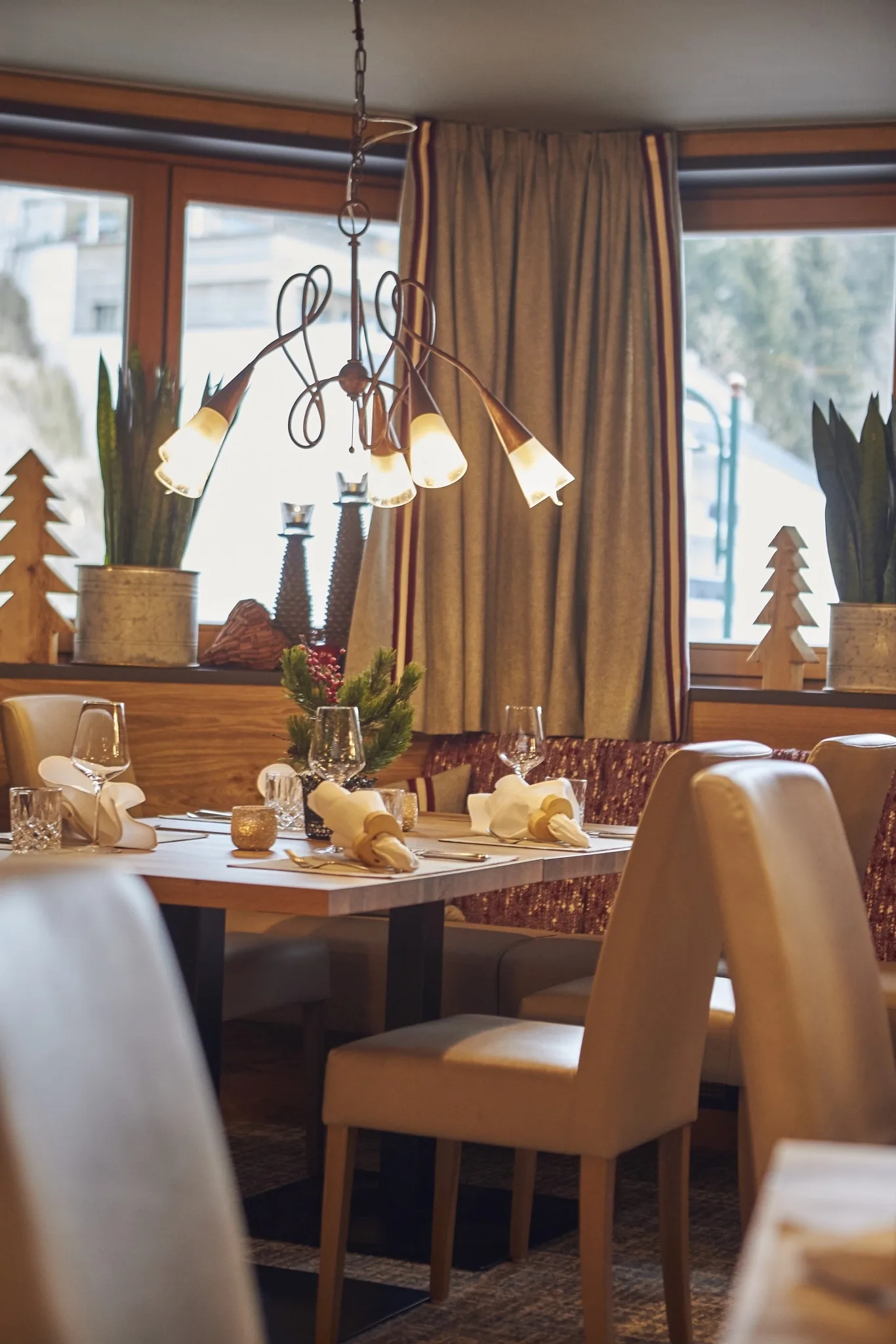 5955 Tisch im Speisesaal mit einer Deckenlampe