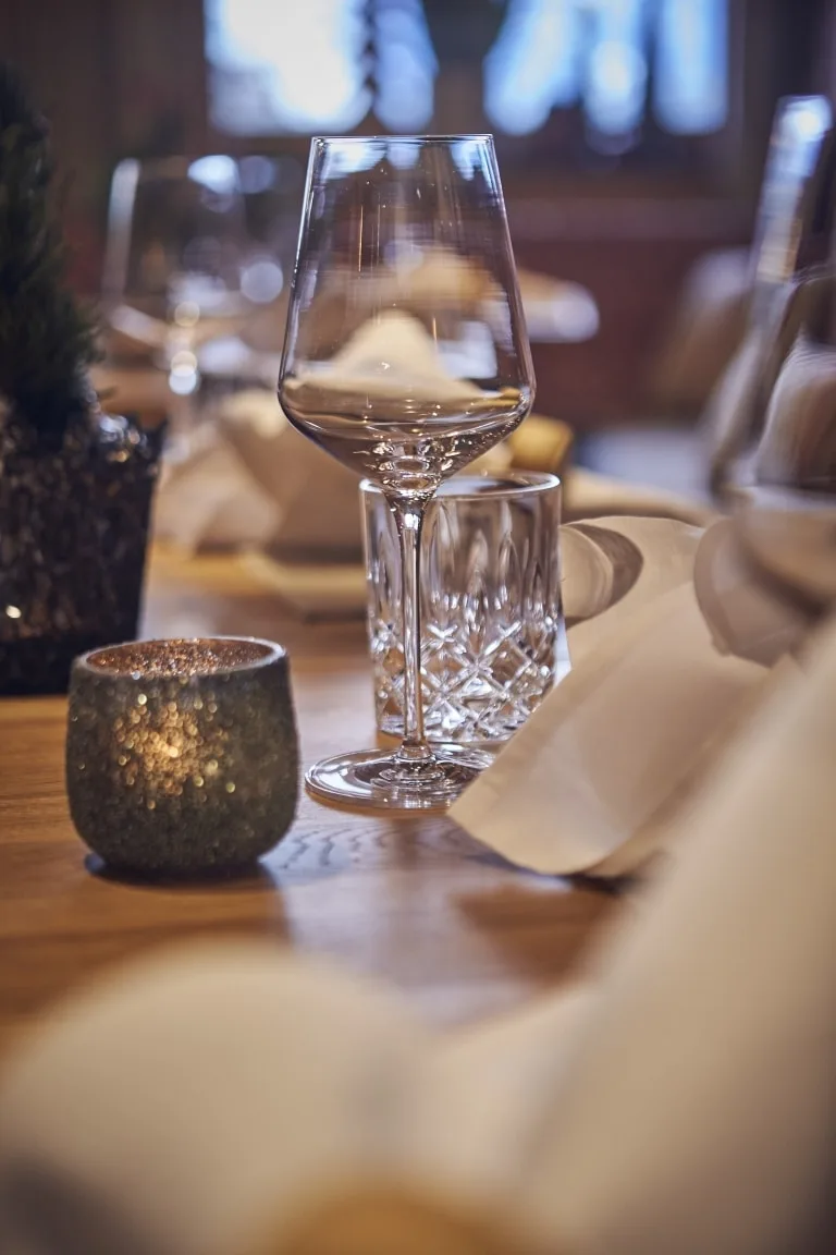 Wein- und Wasserglas Nahaufnahme von einem Weinglas auf einem gedeckten Tisch