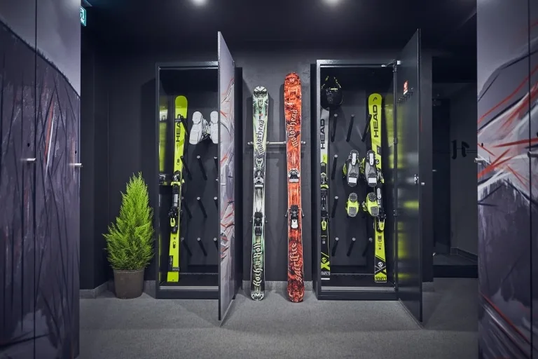 Skiboxen im Skidepot Die Skiboxen in unserem Skidepot