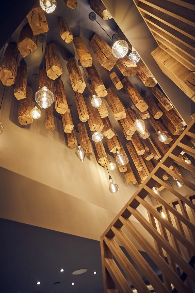Deckenelement mit Holz und Licht Blick auf die Deckenbeleuchtung mit Holzelementen und Lampen