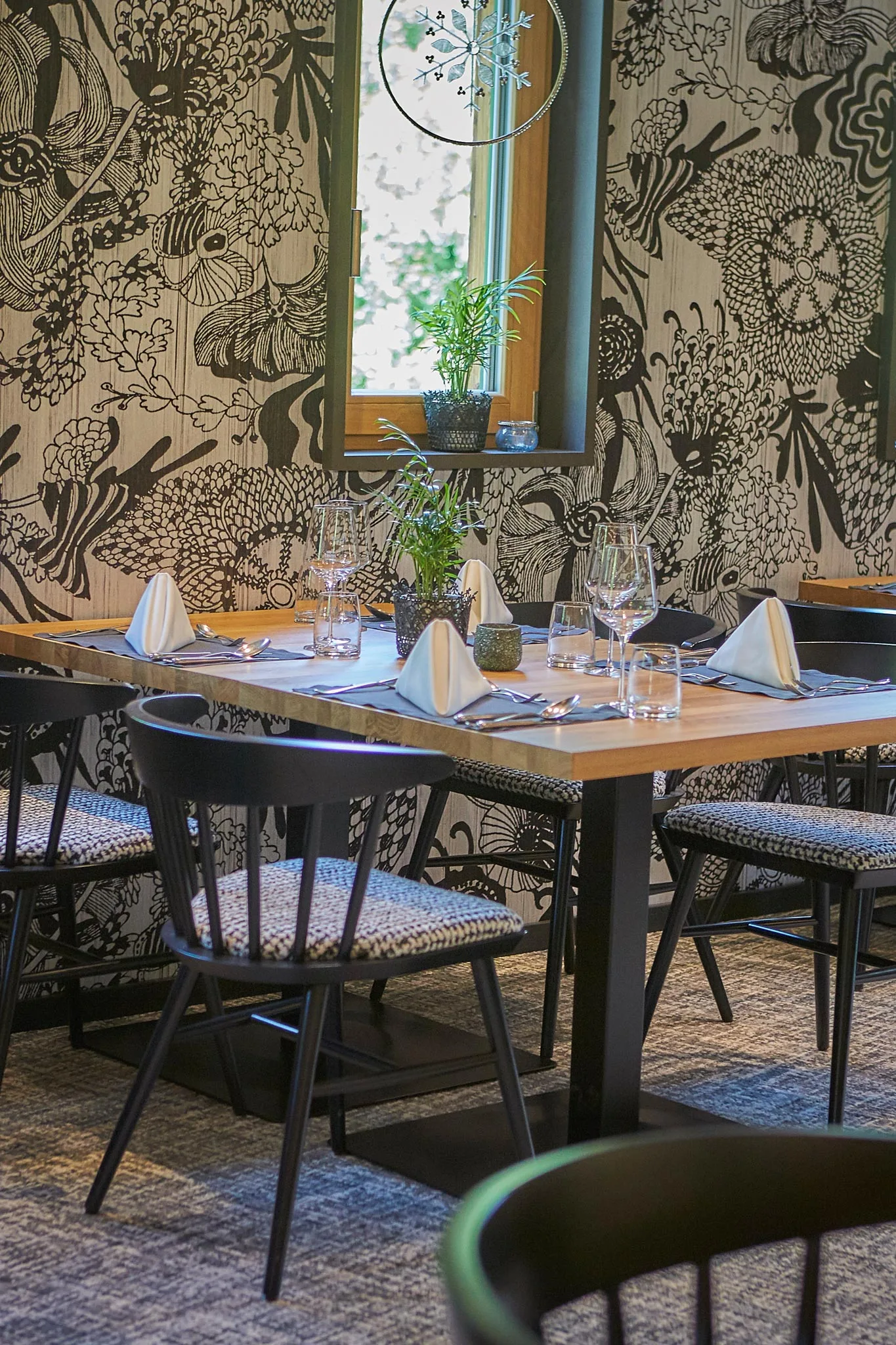 5972 Ein gedeckter Tisch in dunklem modernen Design, der gedeckt ist.