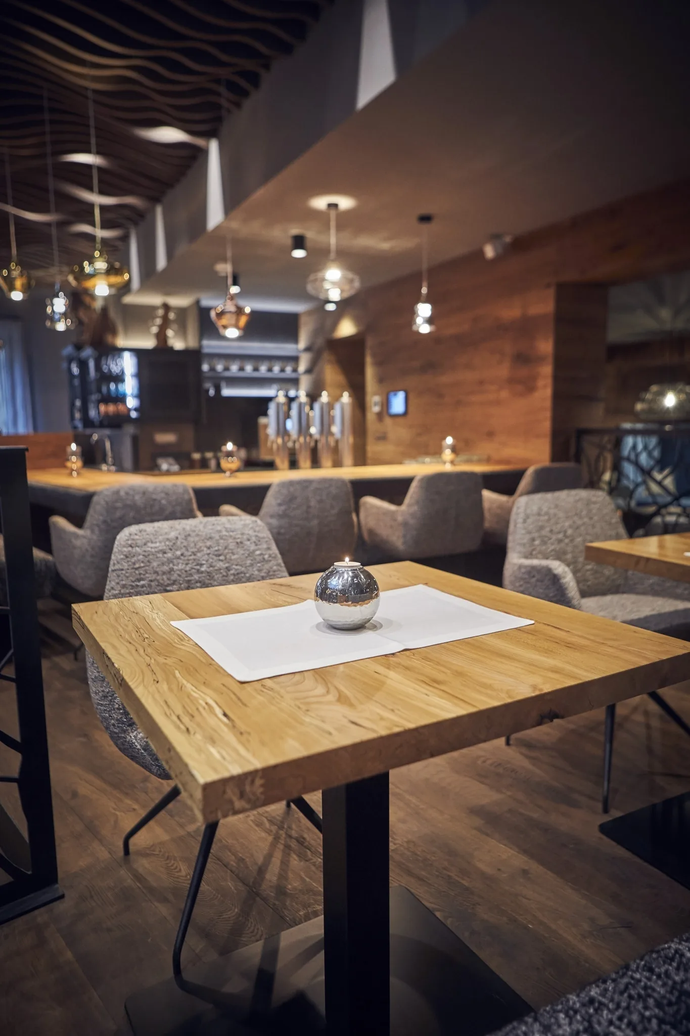 5987 Ein Tisch und ein Stuhl in der Nähe unserer Hotelbar