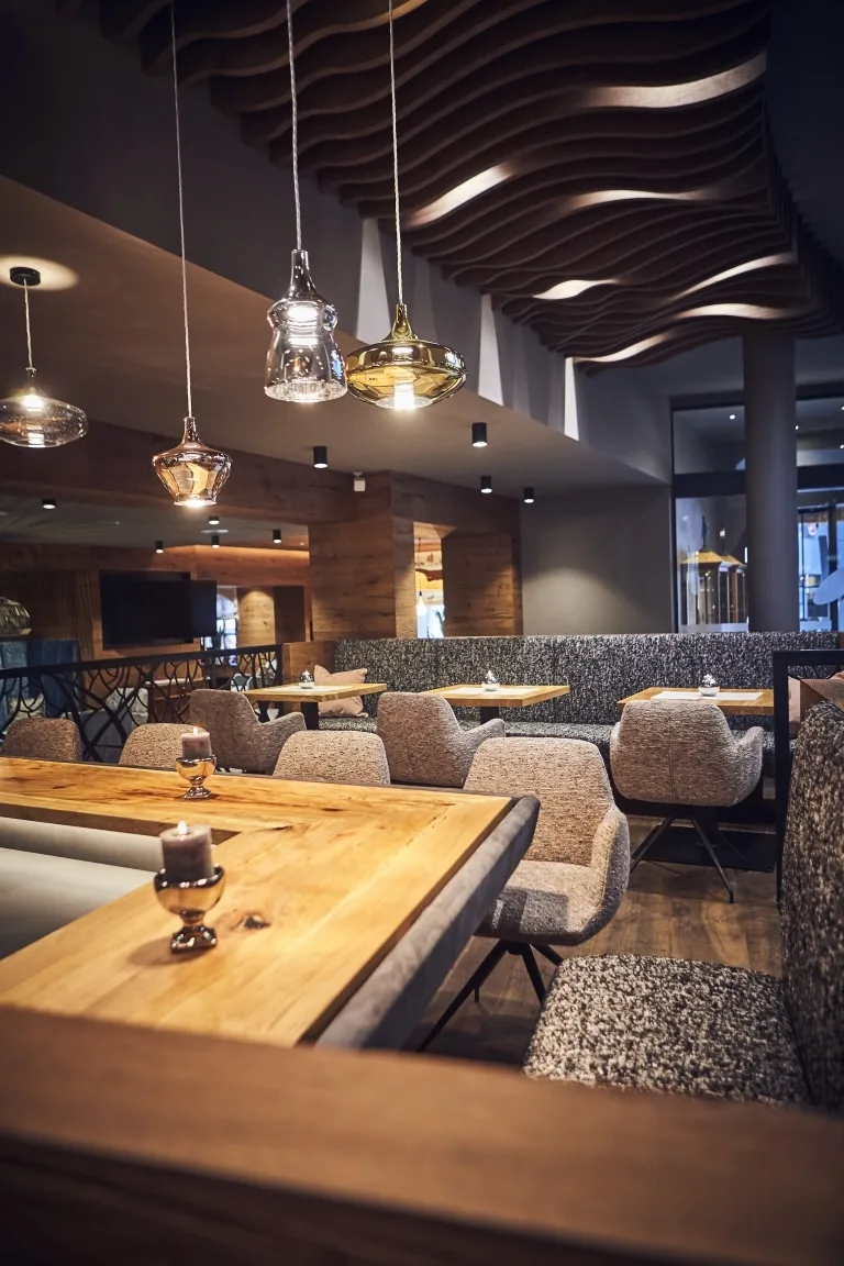 Bar- und Loungebereich Unser Bar-Bereich mit gemütlichen Sesseln, Eckbänken und Tischen