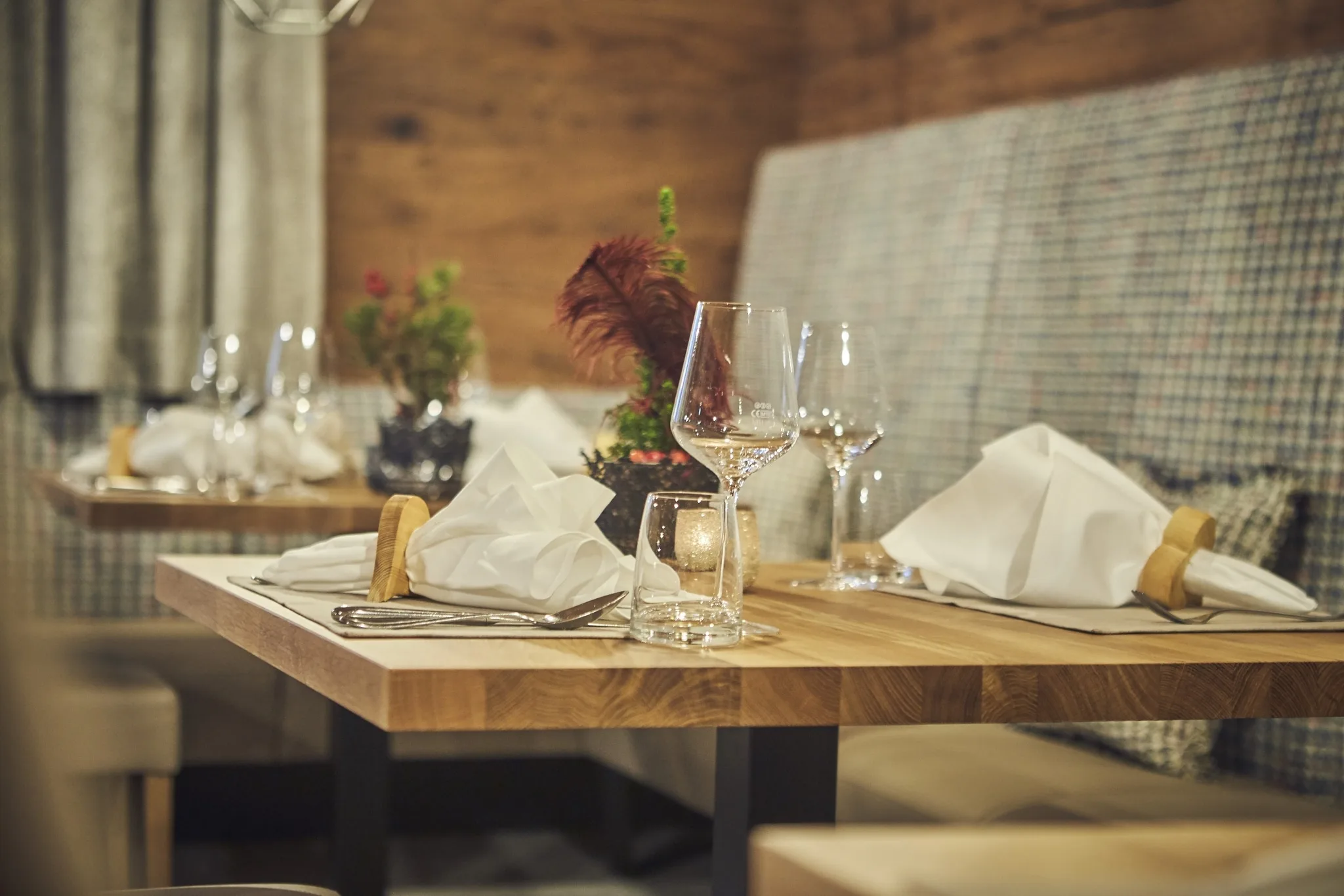 5981 Ein gedeckter Tisch mit Gläsern, Besteck, einer Serviette und Dekoration