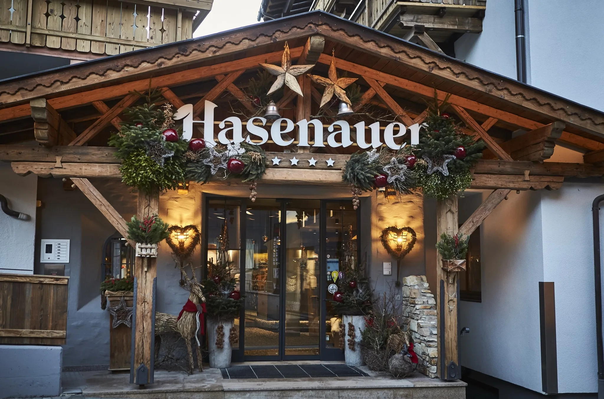 6221 Eingangsbereich vom Hotel Hasenauer mit schöner Winter-Dekoration