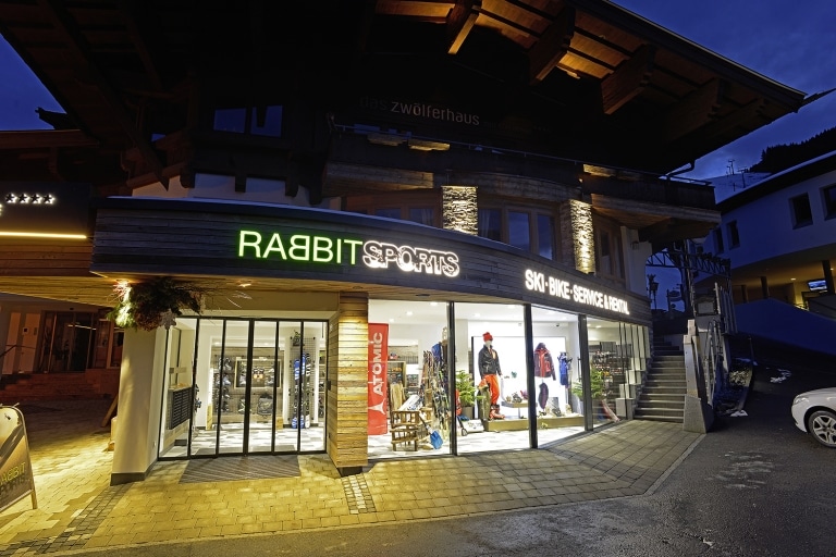 Das Sportgeschäft "Rabbit Sports" von Außen am Abend mit Beleuchtung