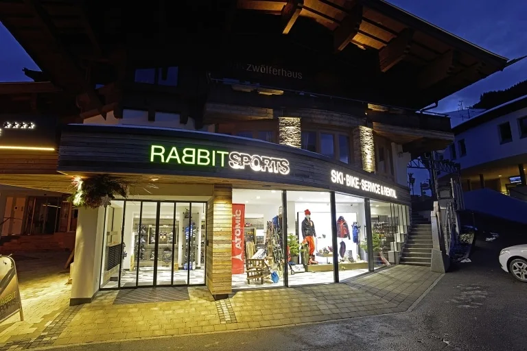 Rabbit Sports von Außen Das Sportgeschäft "Rabbit Sports" von Außen am Abend mit Beleuchtung