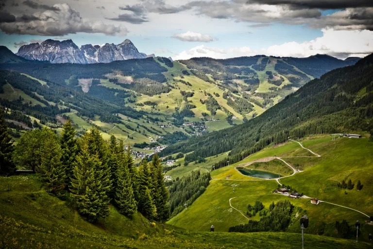 Landschaft in Saalbach Hinterglemm Ein Ausblick vom Berg aus auf das Dorf Hinterglemm