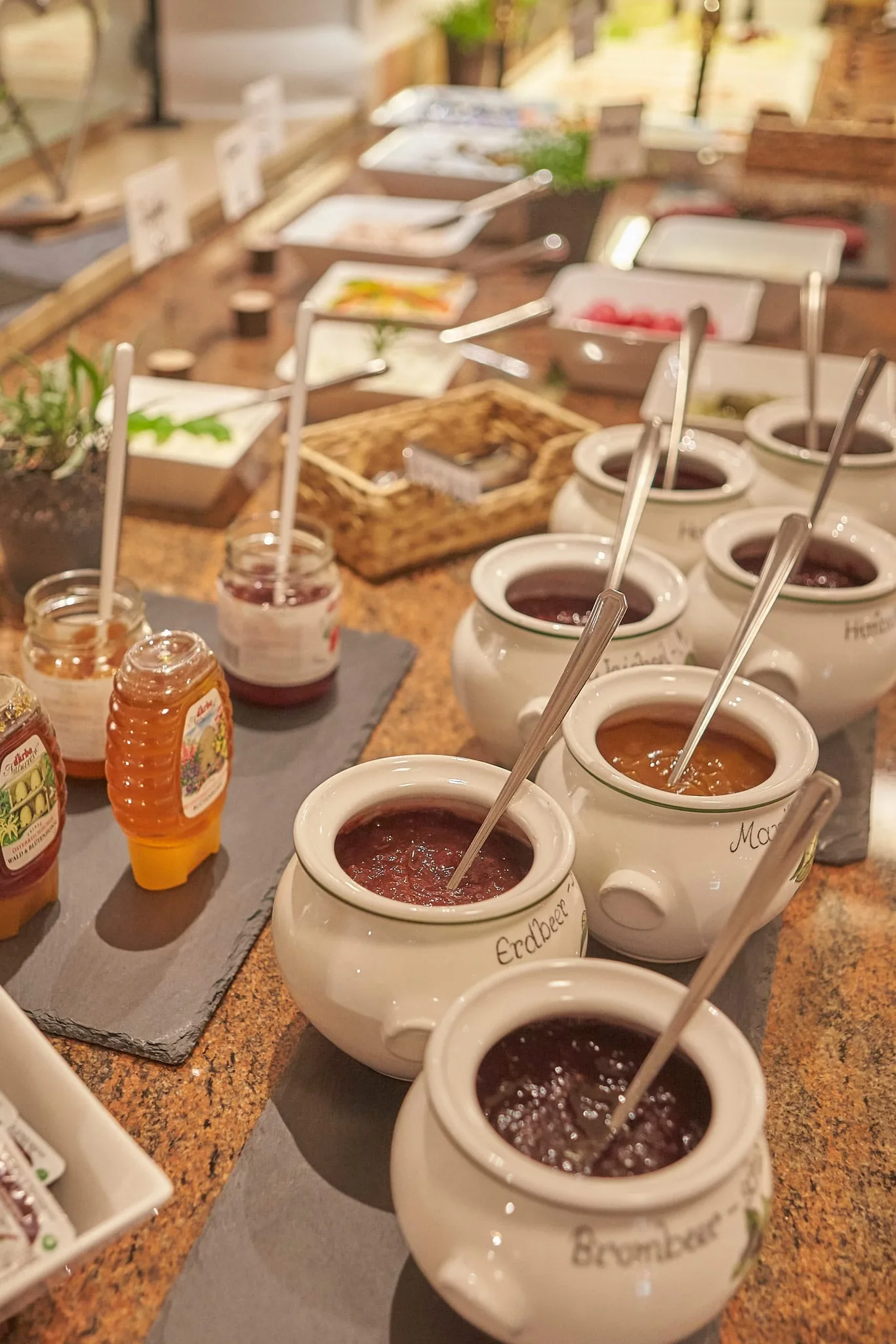 6554 Honig und Marmelade am Buffet