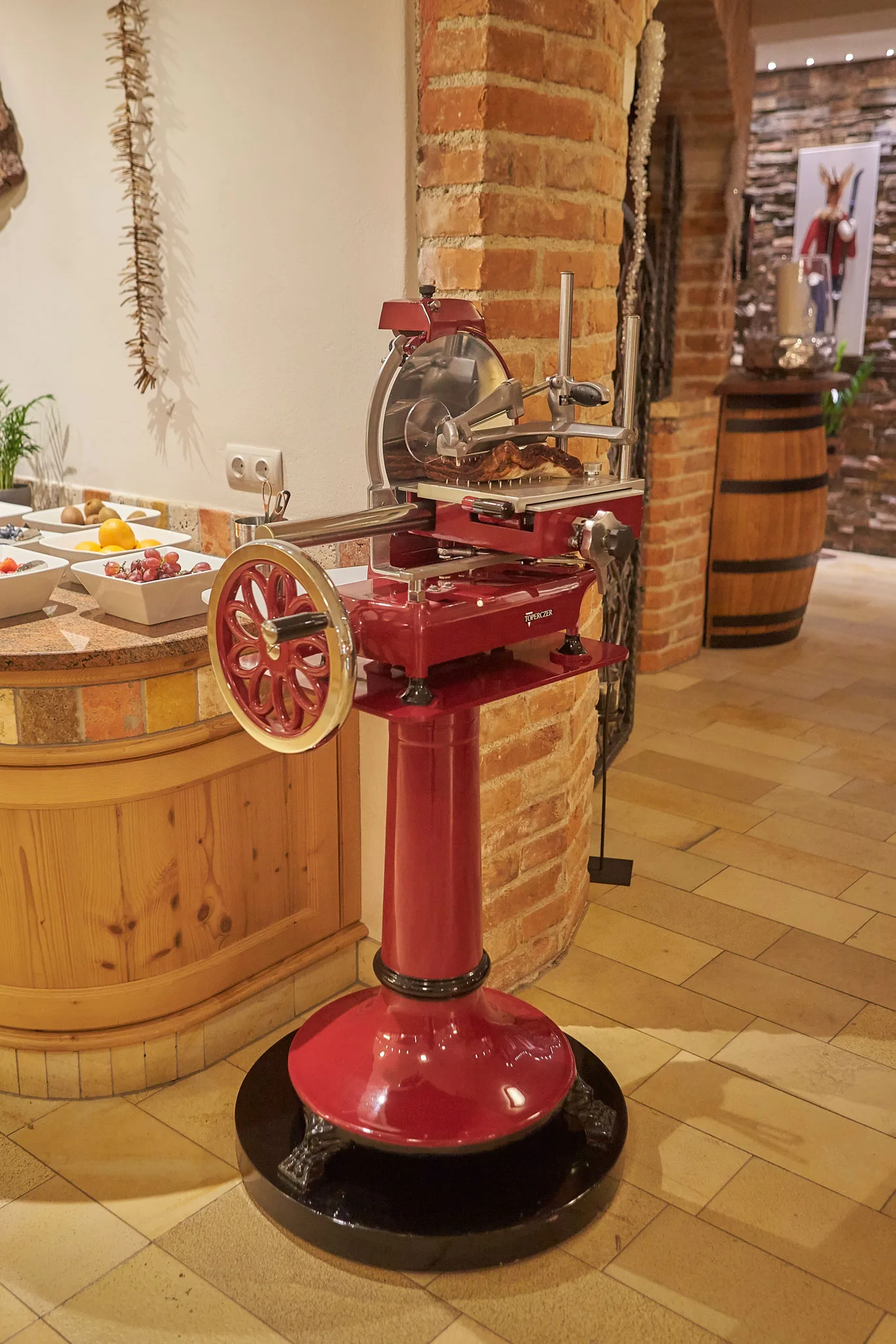 6561 Die rote Prosciutto Maschine am Buffet im Hotel Hasenauer