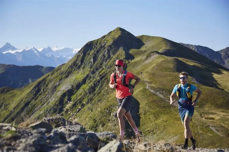Trainrunning in Saalbach Hinterglemm Zwei Personen laufen den Berg nach oben.