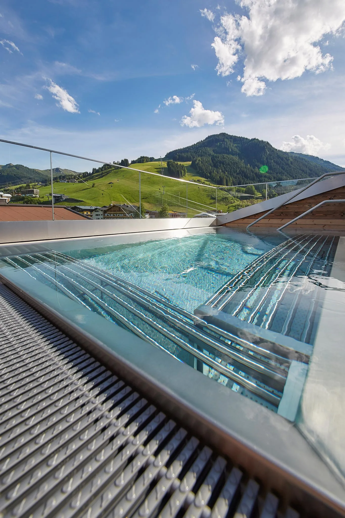 6715 Die Bergwelt im Hintergrund und der Rooftop-Whirlpool im Vordergrund