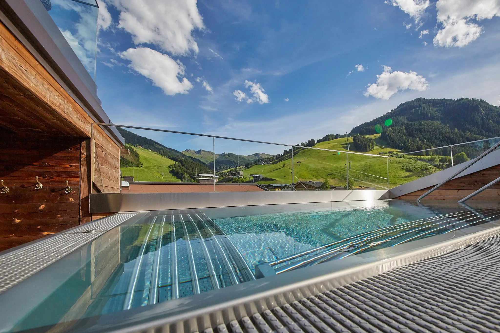 6700 Der Rooftop-Whirlpool auf der Dachterrasse vom Hotel Hasenauer