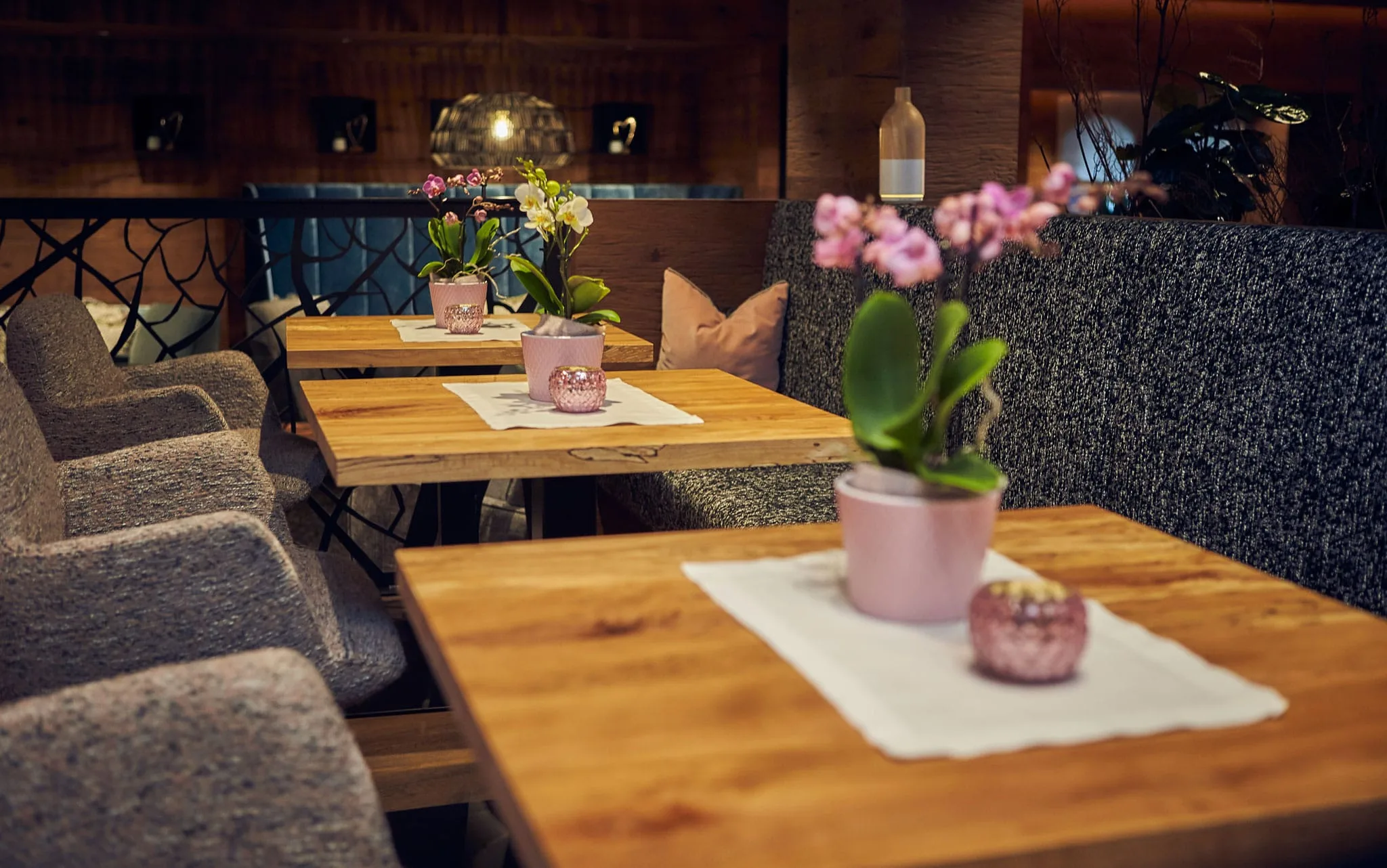 6676 Tische in der Lounge mit jeweils einer Orchidee als Dekoration
