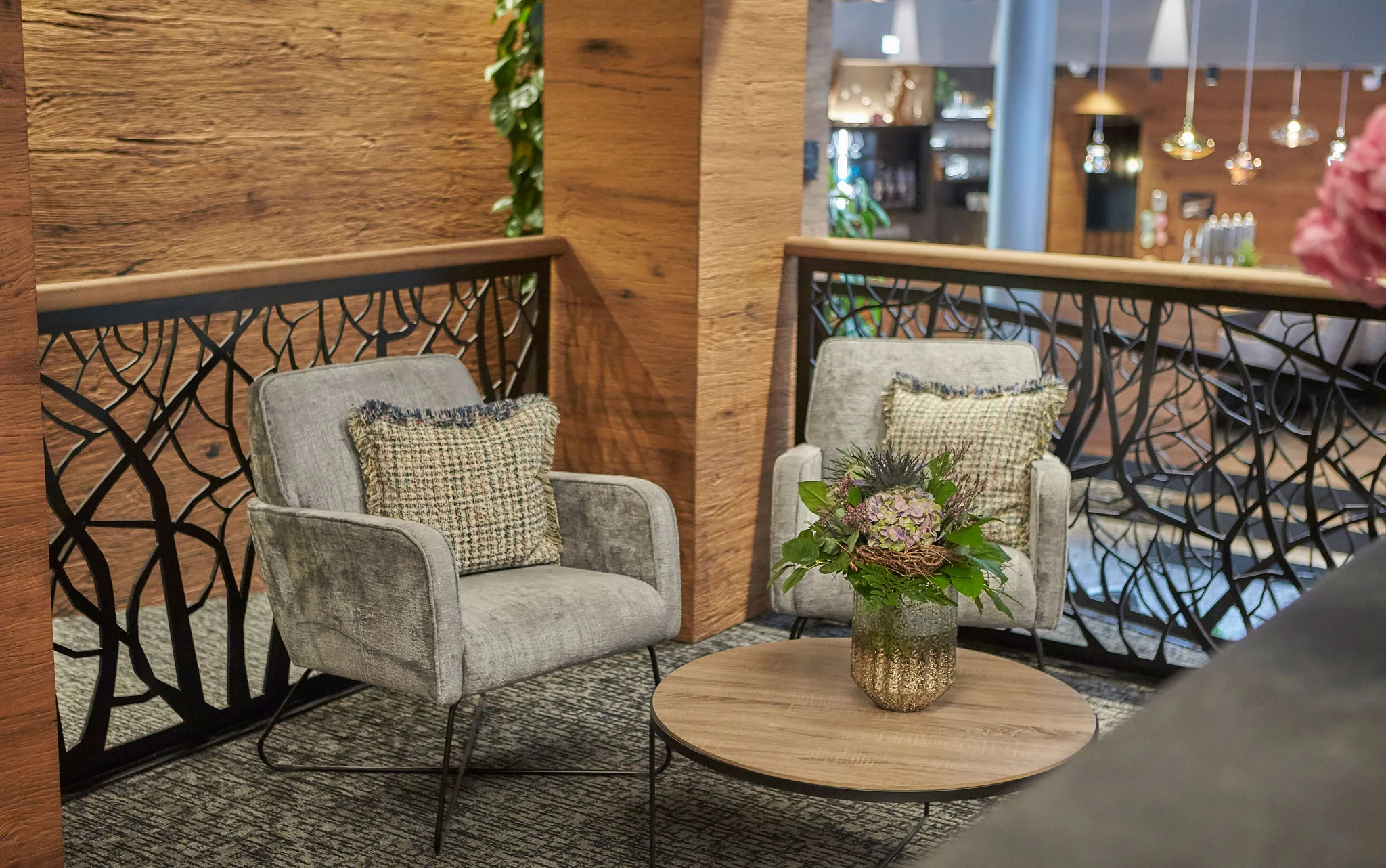 6675 Zwei gemütliche Stühle mit einem niedrigen Tisch in der Lounge des Hotels