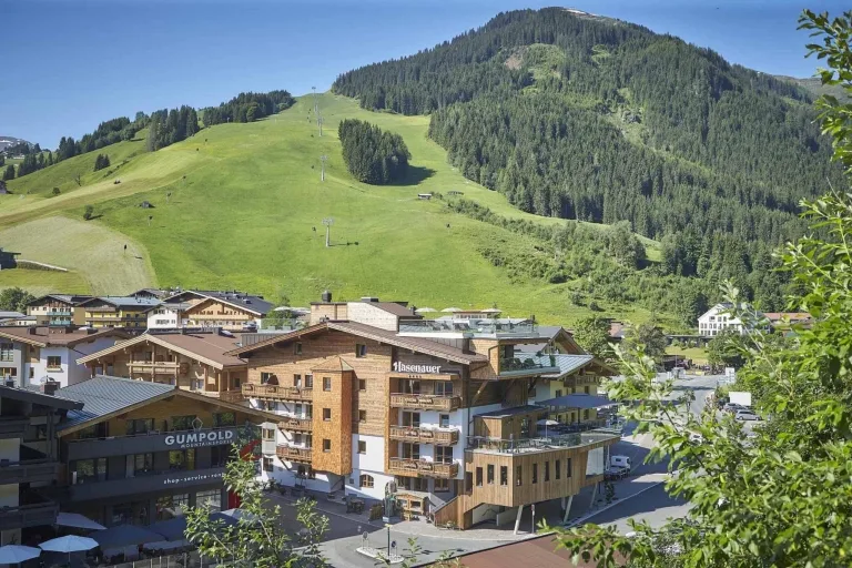 CV0R8075 Ansicht vom Hotel Hasenauer im Sommer