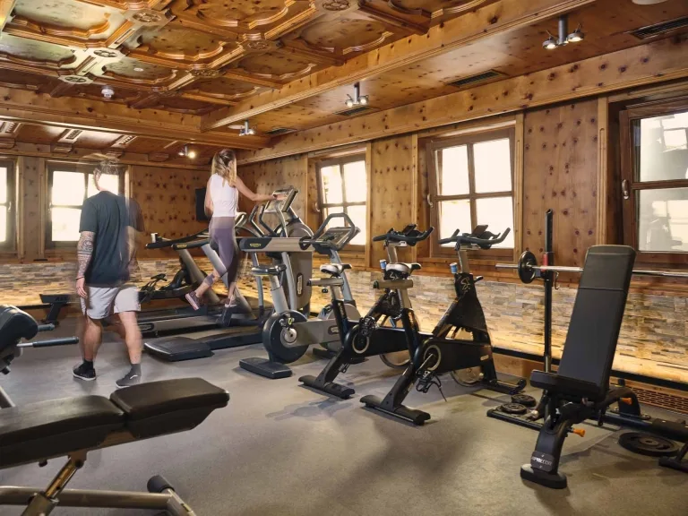 Training im Fitnessraum Zwei Personen trainieren im Fitnessraum