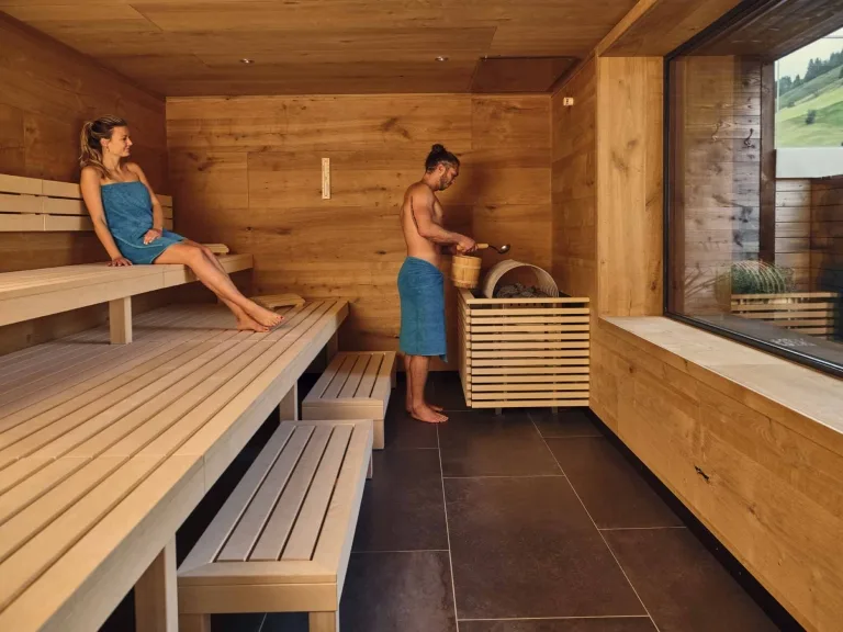Saunagenuss im Hasenauer Zwei Personen sind in der Sauna im Hotel Hasenauer