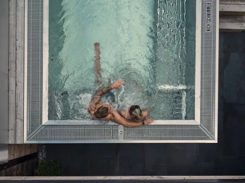 Chill-Out im Whirlpool Zwei Personen sitzen im Whirlpool und wurden von oben fotografiert