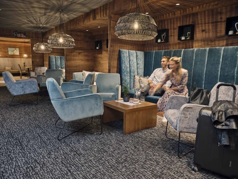 Zwei Personen sitzen in der Lounge und trinken Getränke