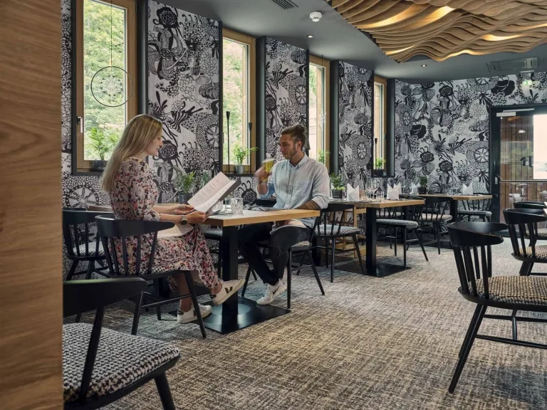 Restaurantbereich im Hotel Hasenauer Zwei Personen sitzen am Tisch im Restaurant