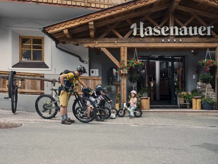 Bike Spaß für Kinder und Erwachsene Kinder am Bike und ein erwachsener Biker stehen vor dem Hotel Hasenauer
