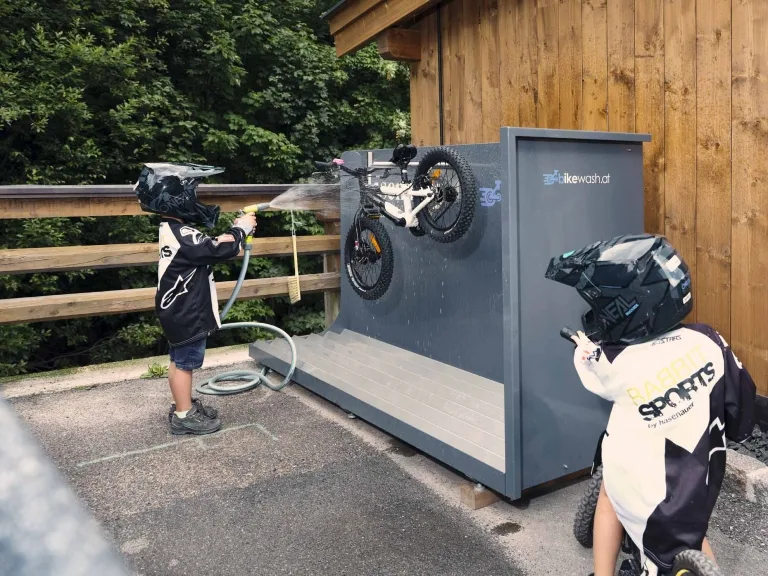 Bike-Waschplatz Kinder waschen das Bike am Bike-Waschplatz