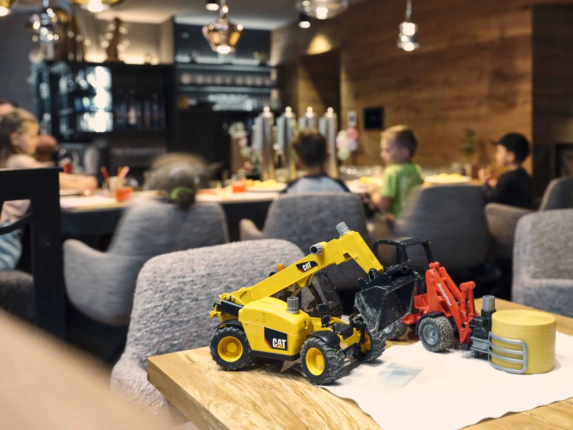 6873 Kinderspielzeug steht bei der Bar mit den Kindern im Hintergrund