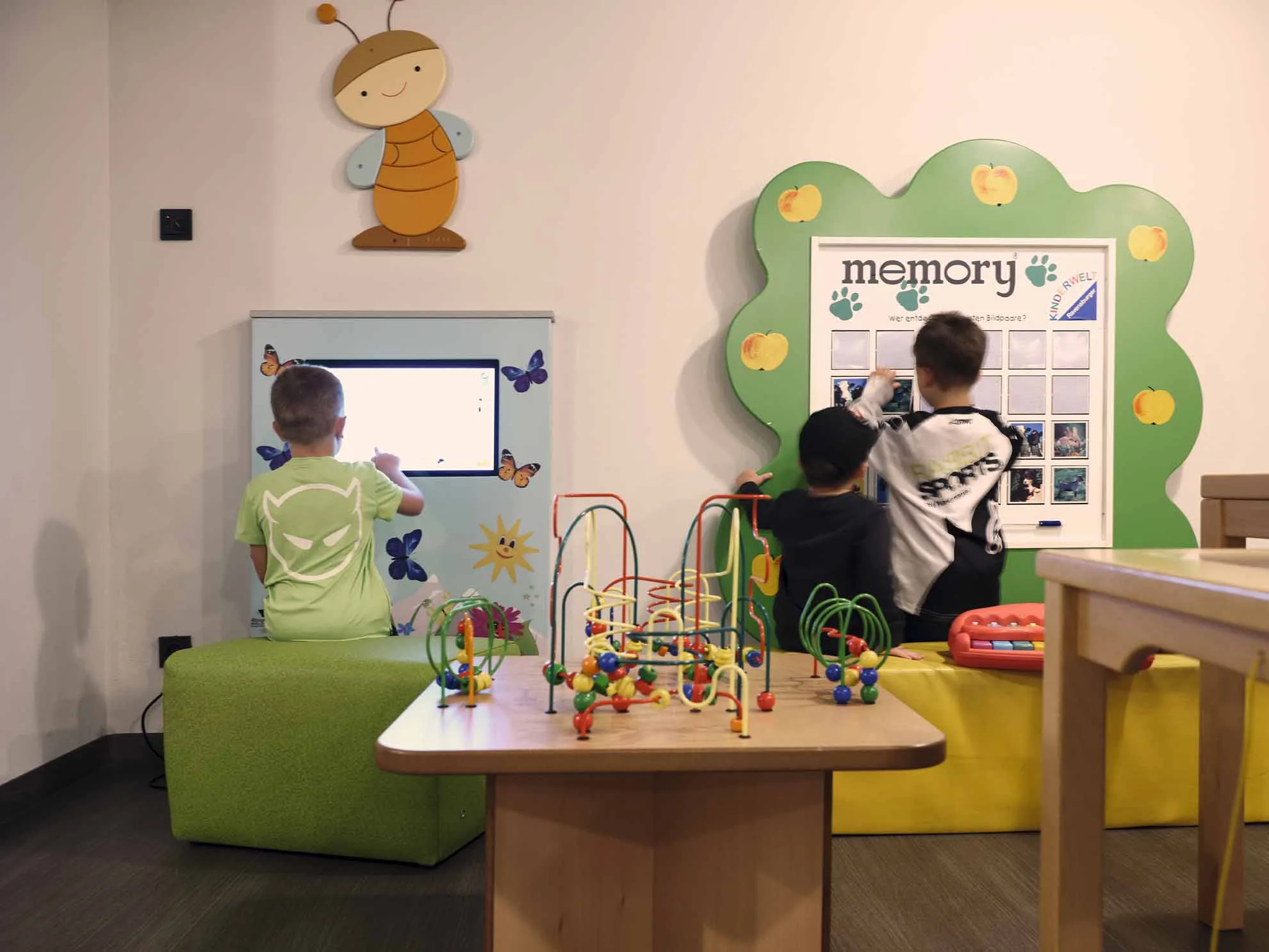 6854 Drei Kinder spielen in der Familien-Spielewelt