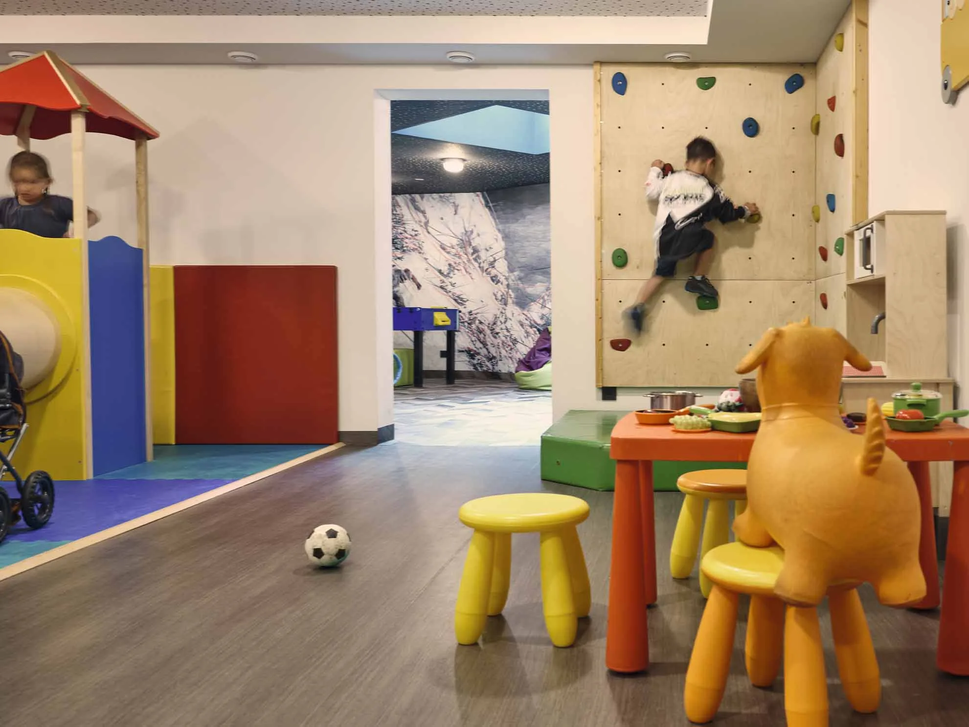 6857 Ein Kind klettert auf die kleine Kletterwand in der Familien-Spielewelt