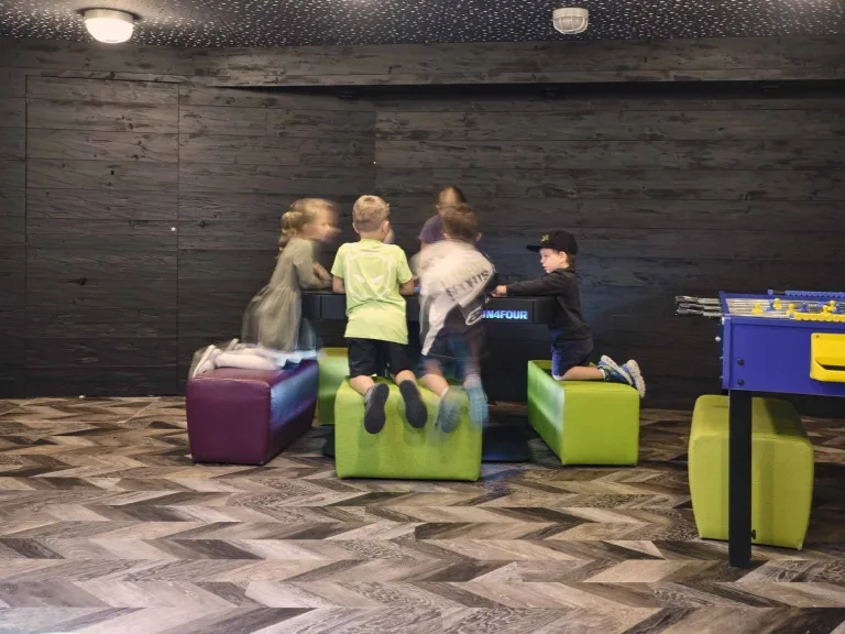 Spielcomputer für die Kids Kinder spielen am Spielecomputer in der Familien-Spielewelt