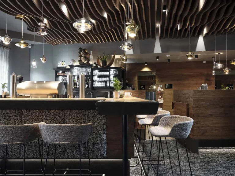 Bar im Hasenauer Der Barbereich mit Hängelampen und Holzdecke im Hotel Hasenauer