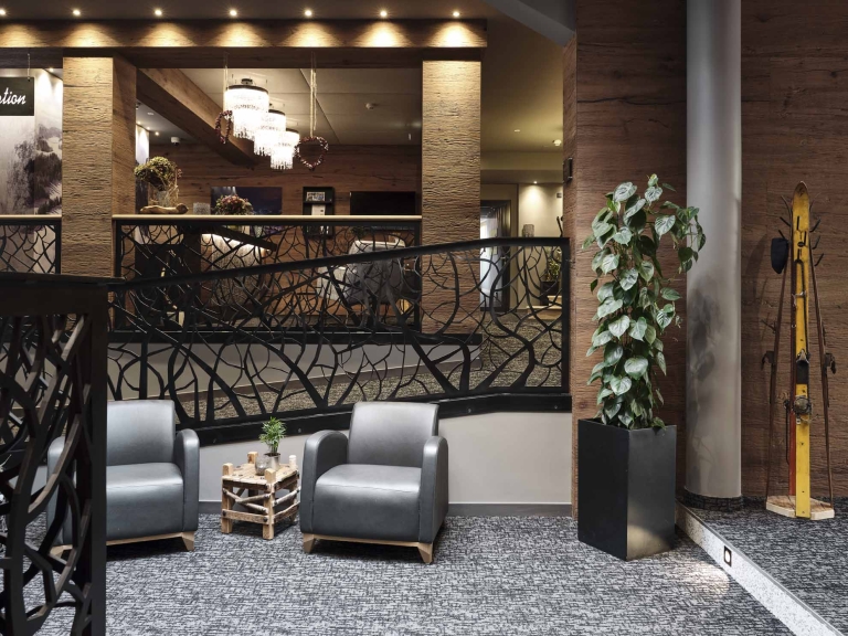 Zwei graue Stühle im Eingangsbereich im Hotel Hasenauer