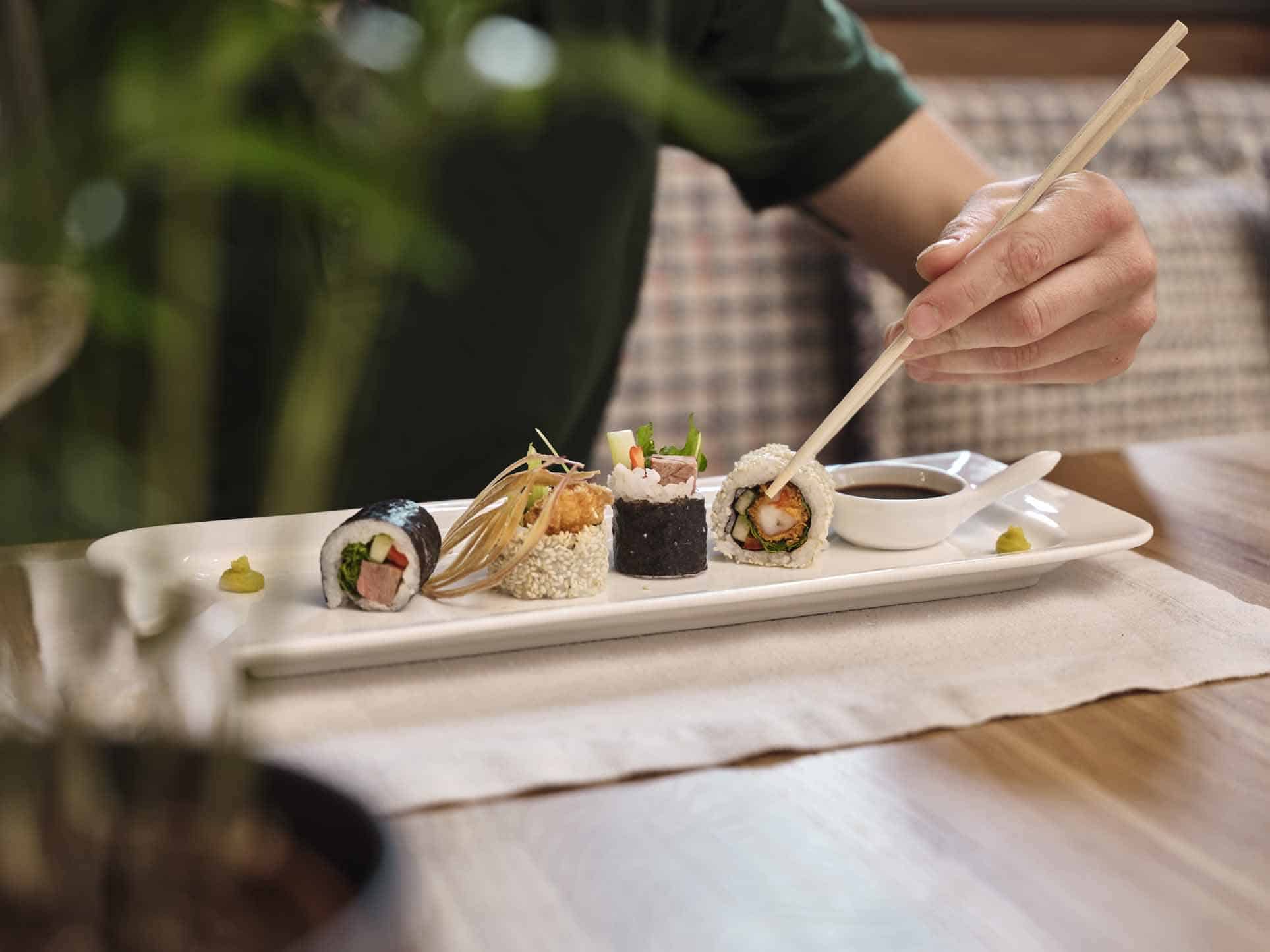 Ein Teller mit Sushi und Sojasauce
