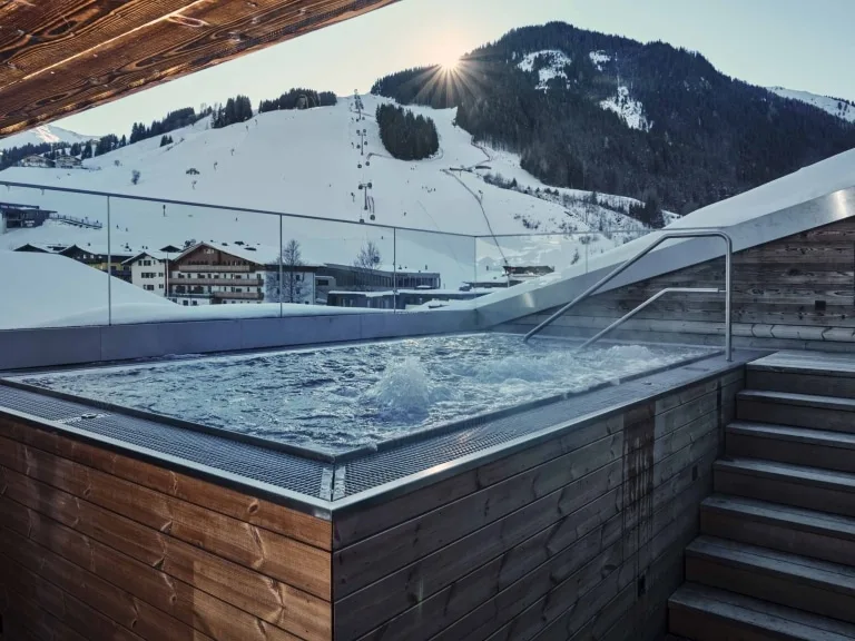 Whirlpool auf der Rooftop-Terrasse mit der Piste im Hintergrund Whirlpool auf der Rooftop-Terrasse mit der Piste im Hintergrund