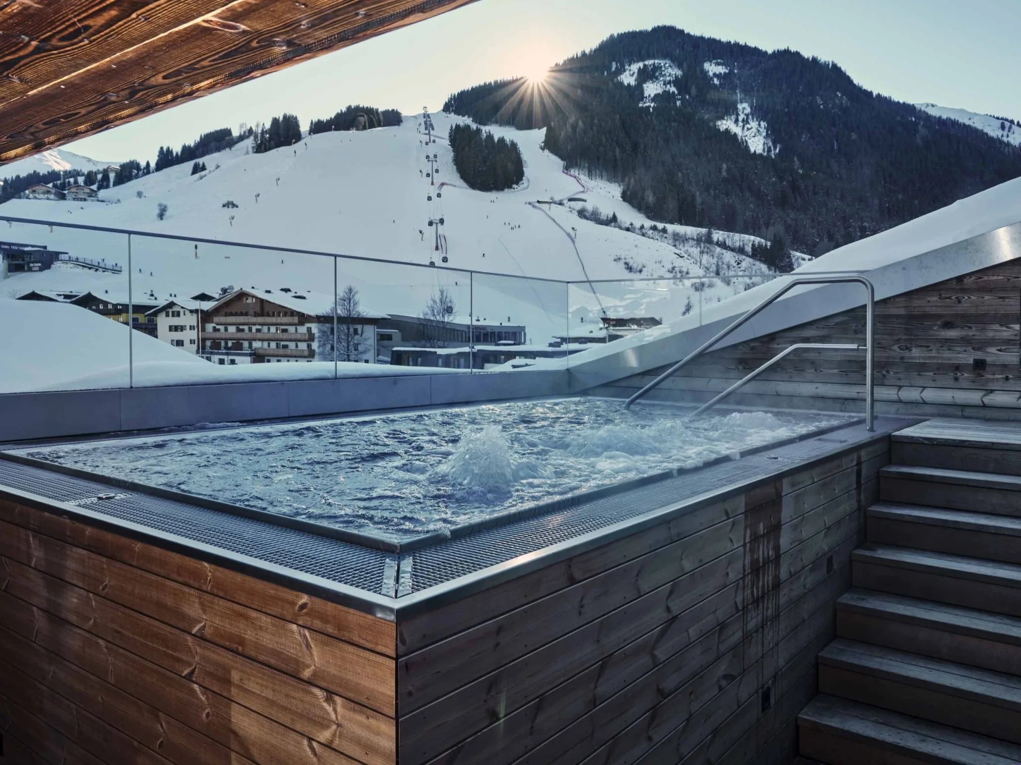Whirlpool auf der Rooftop-Terrasse mit der Piste im Hintergrund Whirlpool auf der Rooftop-Terrasse mit der Piste im Hintergrund