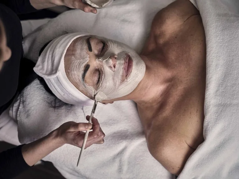 Hasenauer-Wi2022_025 Frau genießt eine Gesichtsmaske