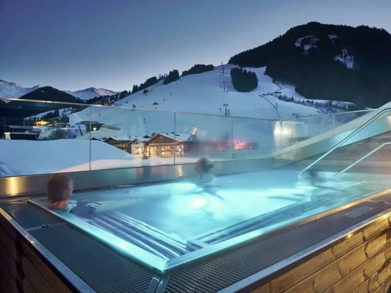 Außen-Whirlpool am Abend Außen-Whirlpool am Abend mit Personen im Pool