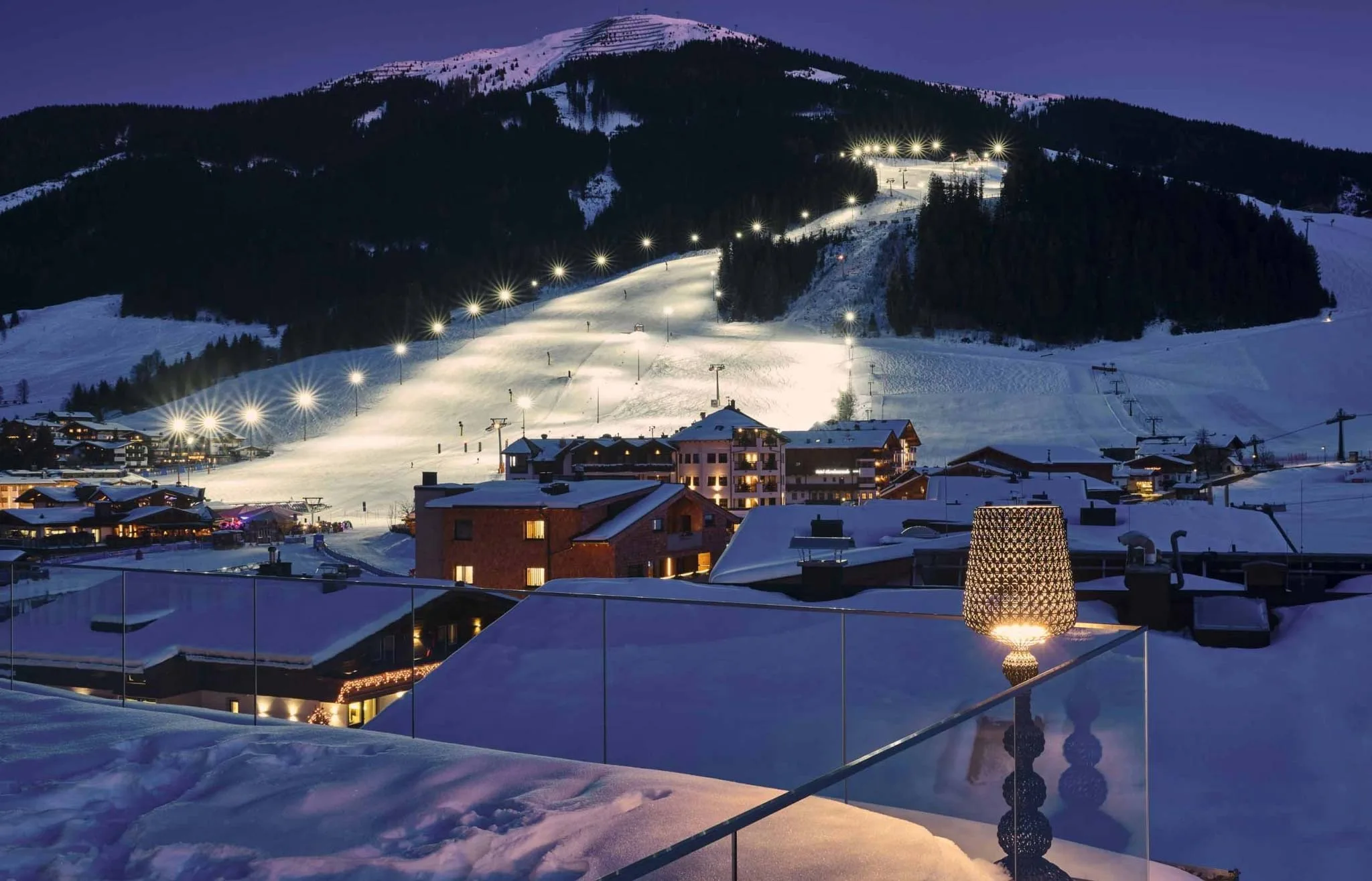 Winteransicht auf die Piste von der Rooftop-Reax-Area aus