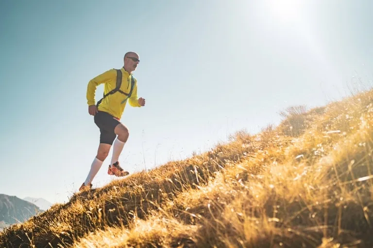 Trailrunning Mann läuft auf Berg
