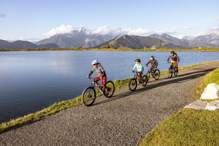 Familien-Bike-Tour in Fieberbrunn Familie fährt auf den Mountainbikes