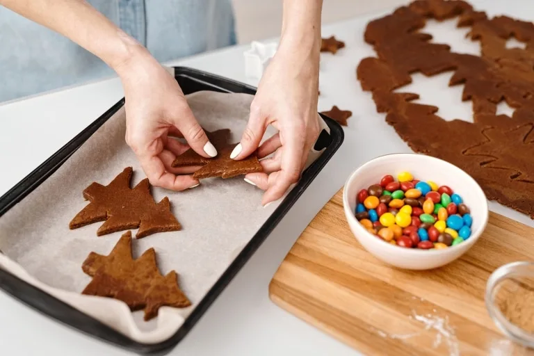 Kekse backen im Winter Kekse liegen auf dem Backblech