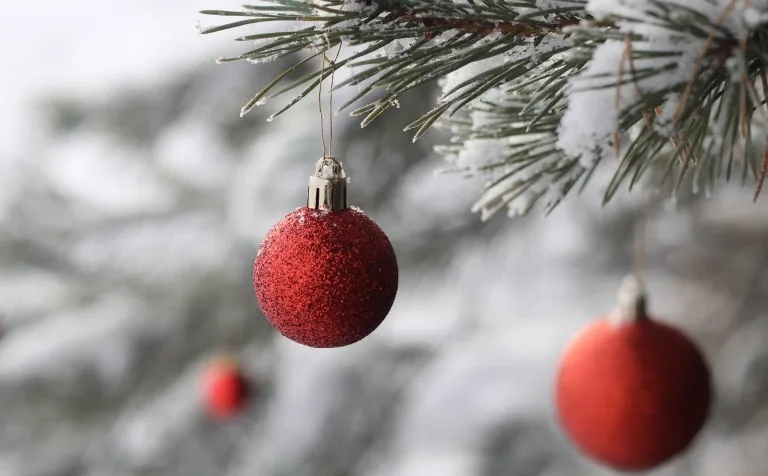 Weihnachtskugel im Schnee Weihnachtskugel im Schnee